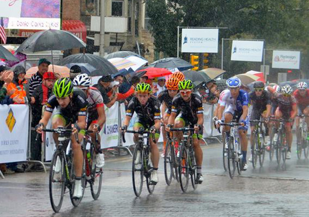 Yannick Janssen frÃ¥n Team Bliz-Merida spÃ¥rar klungan i ett regnigt Reading 120 i USA, sÃ¤songens sista UCI-lopp. LÃ¤s mer pÃ¥  - www.teamblizmerida.se