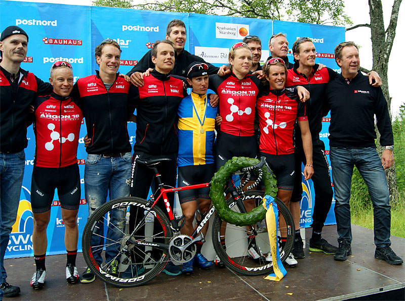 Mats Höllgren (t.h.) tillsammans med hela gänget i Team Argon18 Scandinavia efter segern på Svenska Mästerskapen 2014 -