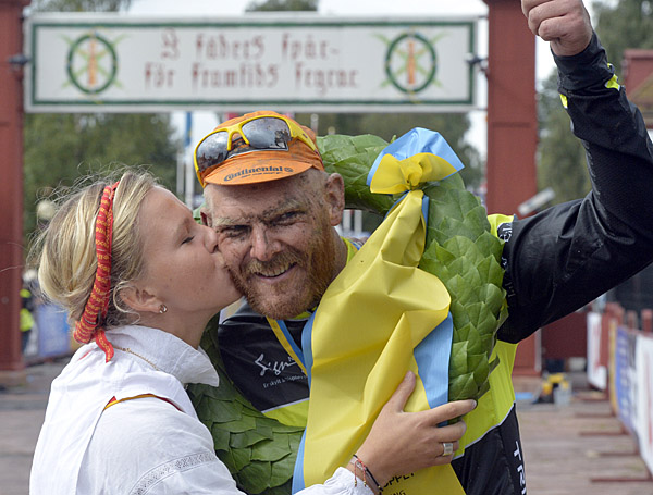 Johan Landström, Motala AIF, får segerkyssen efter CykelVasan 2014 av kranskullan Lisa Englund. Fotograf/Källa: Vasaloppet/Nisse Schmidt -