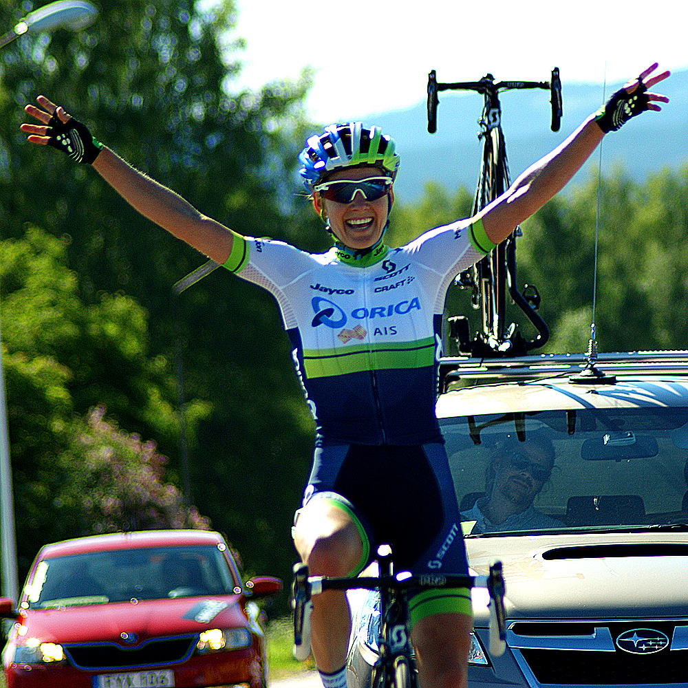 Emma Johansson firar femte guldmedaljen på linje. Foto: Dennis Nystrand, Cyclesport.se -