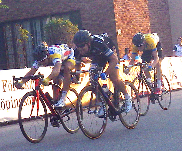 Det är en jämn strid i herrarnas Svenska GP-Cupen 2014 - Foto: Dennis Nystrand