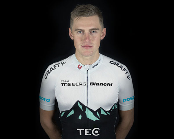 Maarcus Fåglum-Karlsson visar lagets nya tävlingströja. Foto:  - team Tre Berg-Bianchi