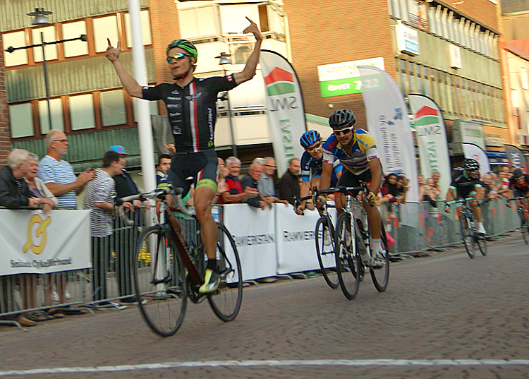 Matti Manninen (Team Bliz-Merida) på väg över mållinjen som segrare i första Nässjö Stad GP - Foto: Dennis Nystrand