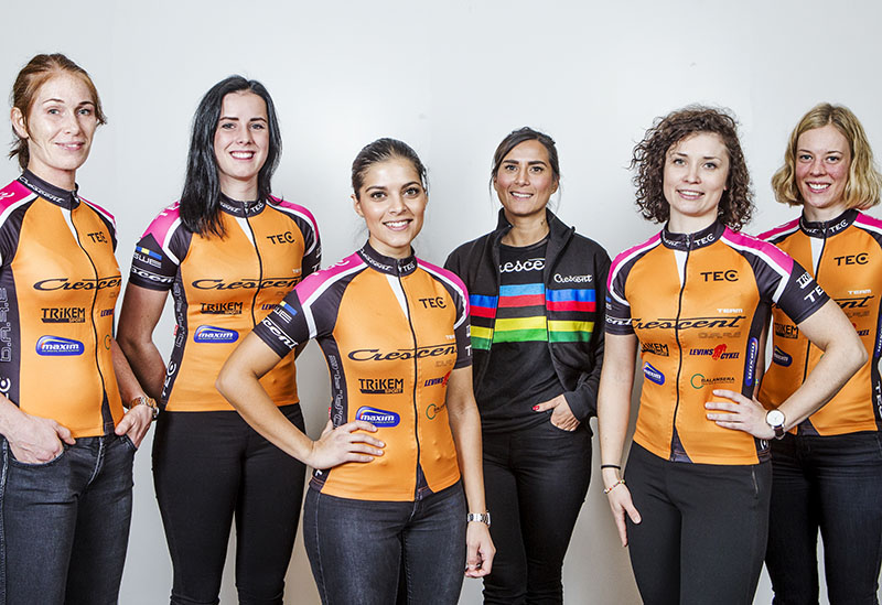 Team Crescent DARE 2015: fr.v: Mirella Ehrin, Selma Svarf, Tilina Levin, team manager Tina Levin, Emmy Andersson och Ida Erngren. Foto: Team Crescent -